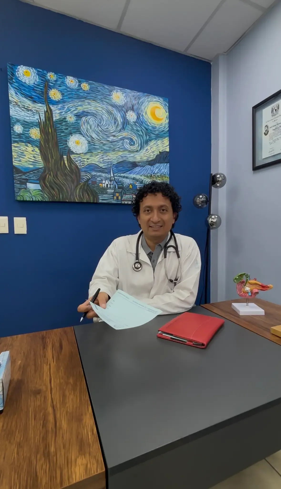 Dr. Harim Vital en su consultorio, especialista en enfermedades gastrointestinales en Hidalgo